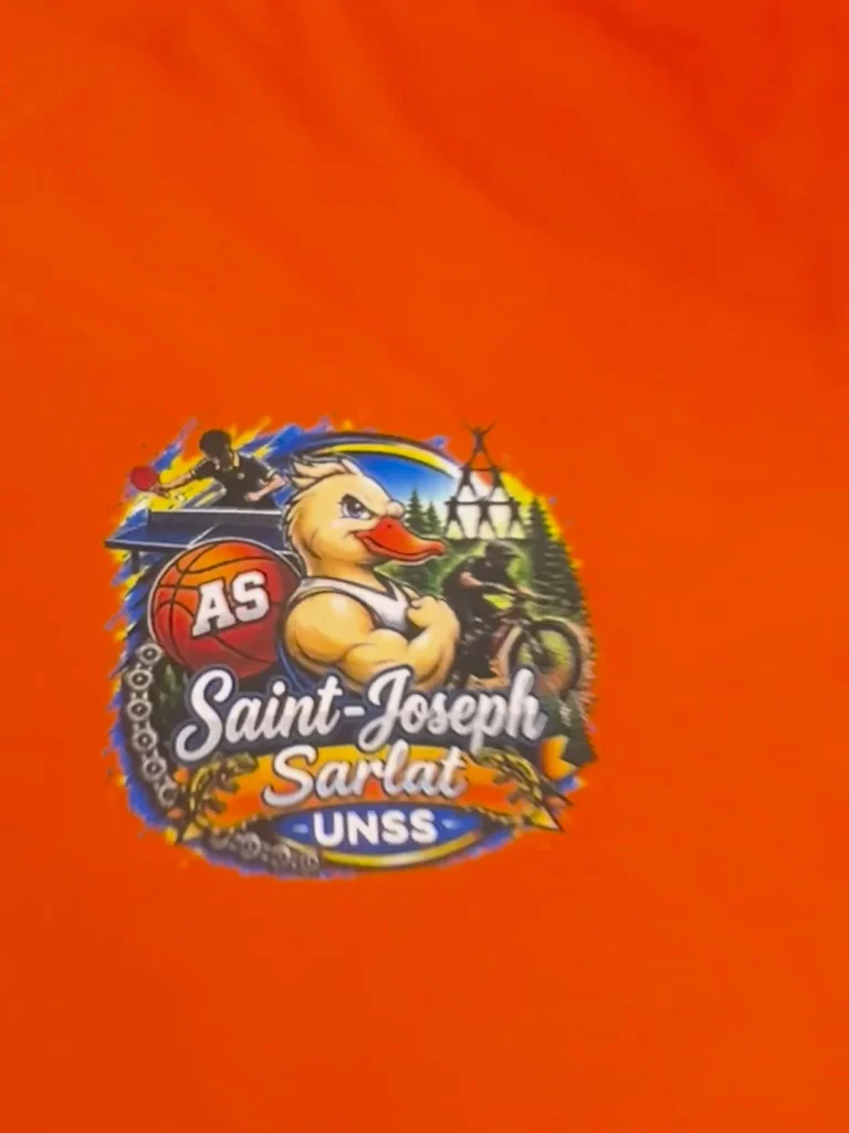 Gros plan du logo AS Saint-Joseph Sarlat UNSS imprimé en DTF