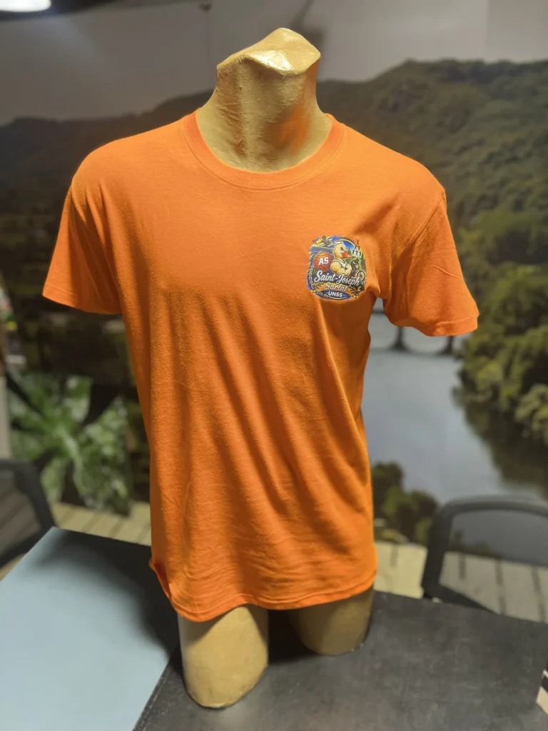 Tee-shirt orange de l'AS Saint-Joseph Sarlat, logo imprimé en DTF côté cœur