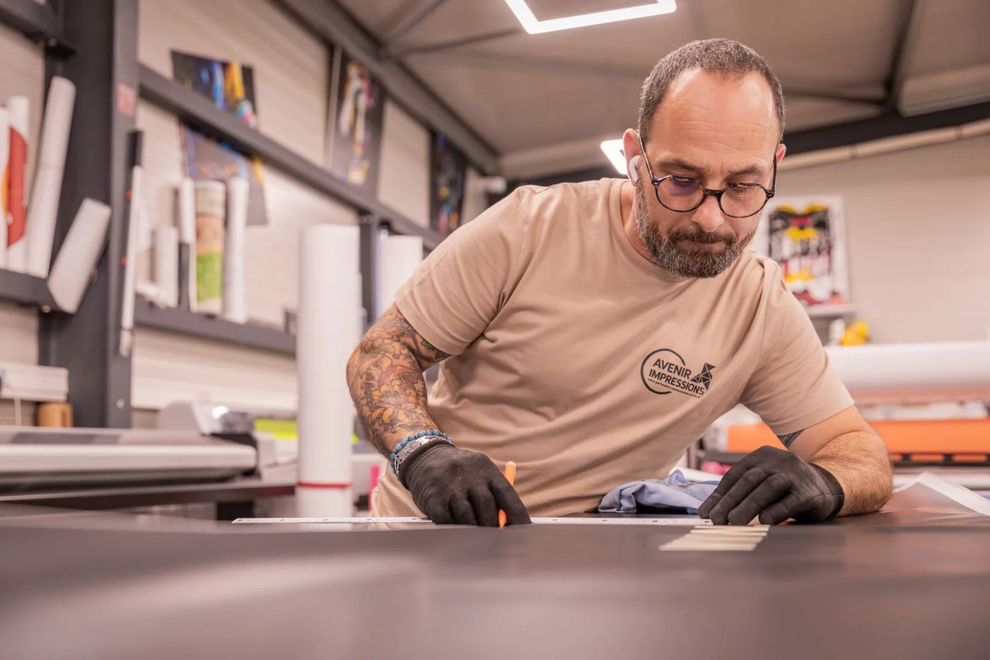 Mickey prépare une découpe dans l’atelier de Saint-Geniès