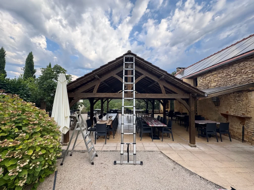 Le préau de terrasse du Black Duck avant la pose, pignon en bois nu