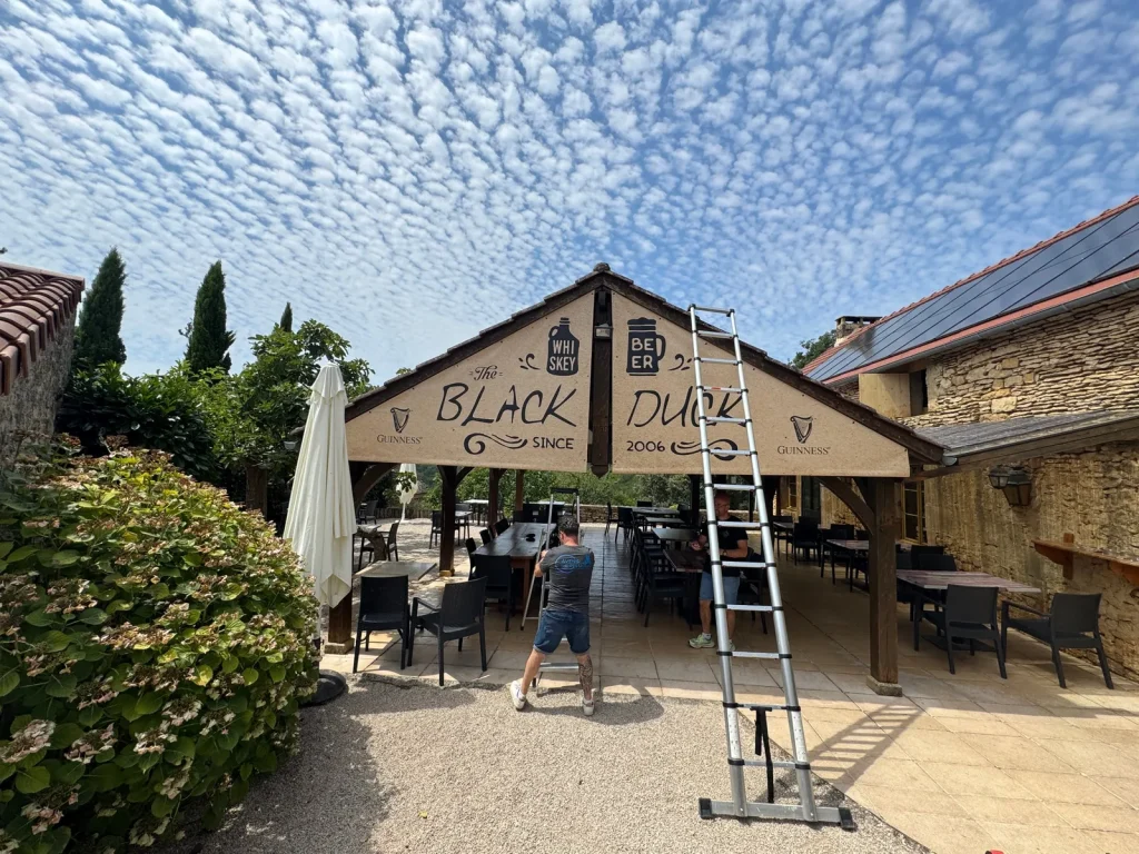 Le préau de terrasse du Black Duck après la pose des deux bâches triangulaires