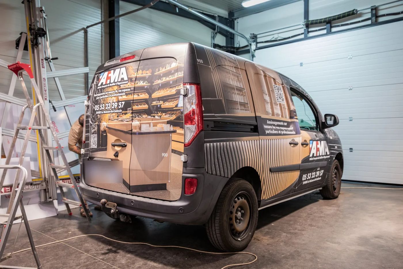 Arrière du Kangoo AFMA avec un agencement de boutique imprimé