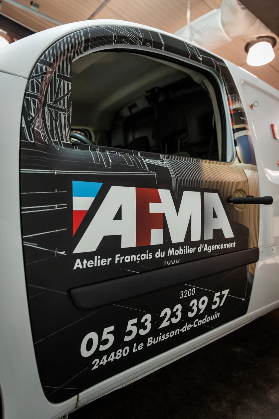Portière du Kangoo AFMA avec le logo, le nom et le téléphone