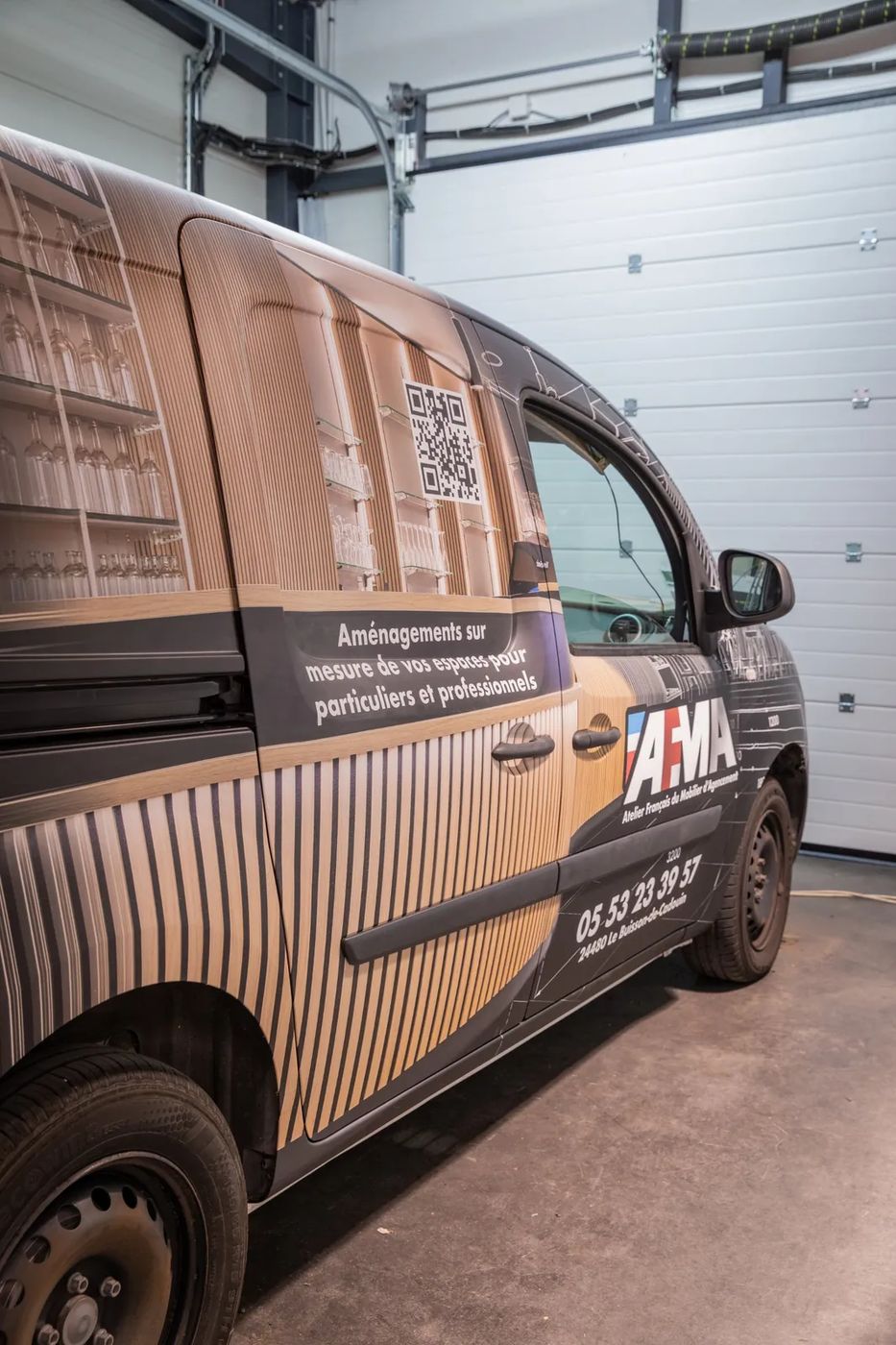 Kangoo AFMA terminé, vu de profil, avec les photos d’agencement sur le flanc