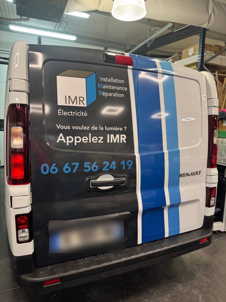 Arrière du Renault Trafic IMR Électricité : logo, accroche « Appelez IMR », téléphone et bandes bleues en adhésif