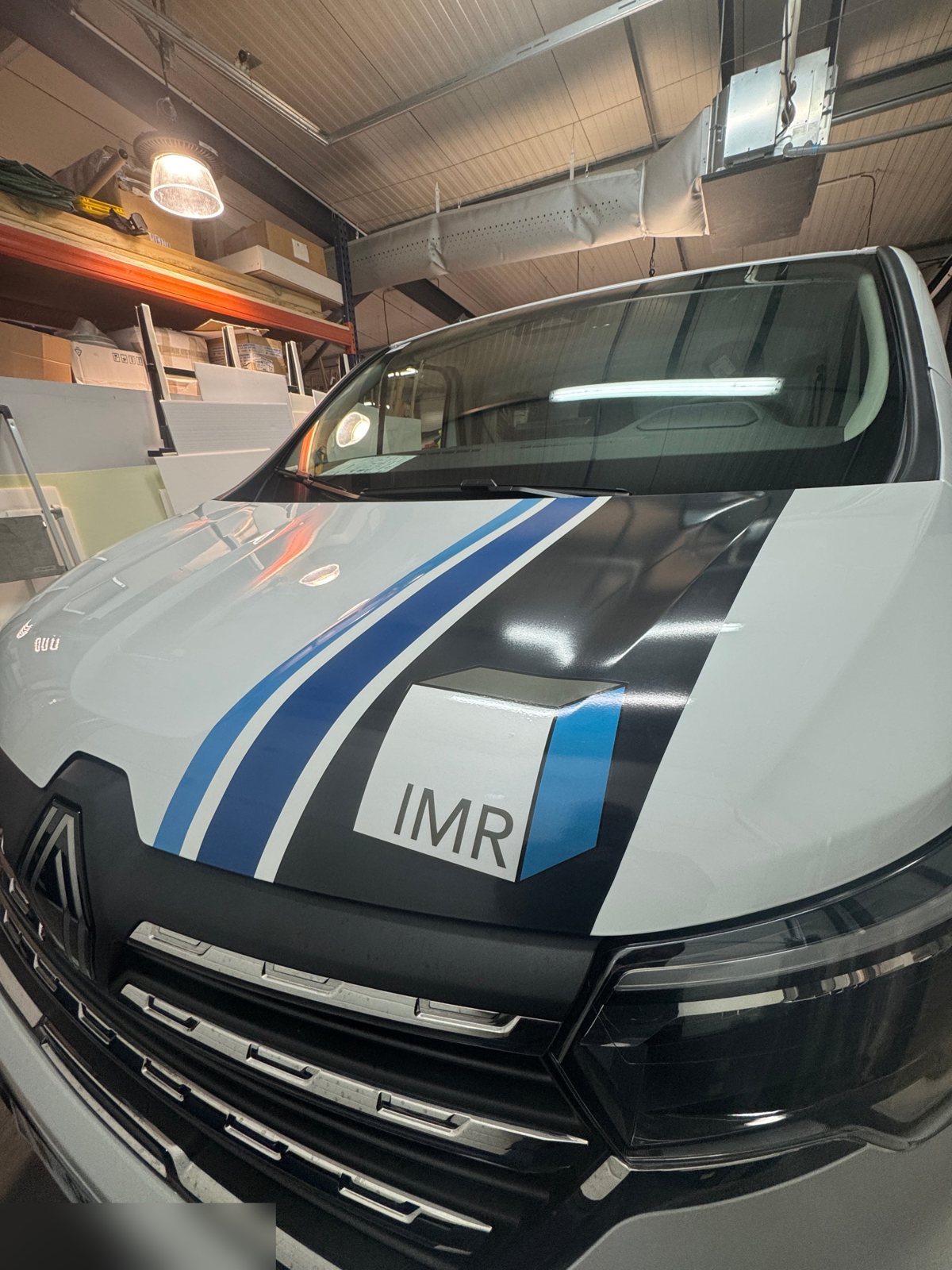 Capot du Trafic IMR Électricité : bandes bleues et noires et logo IMR en adhésif