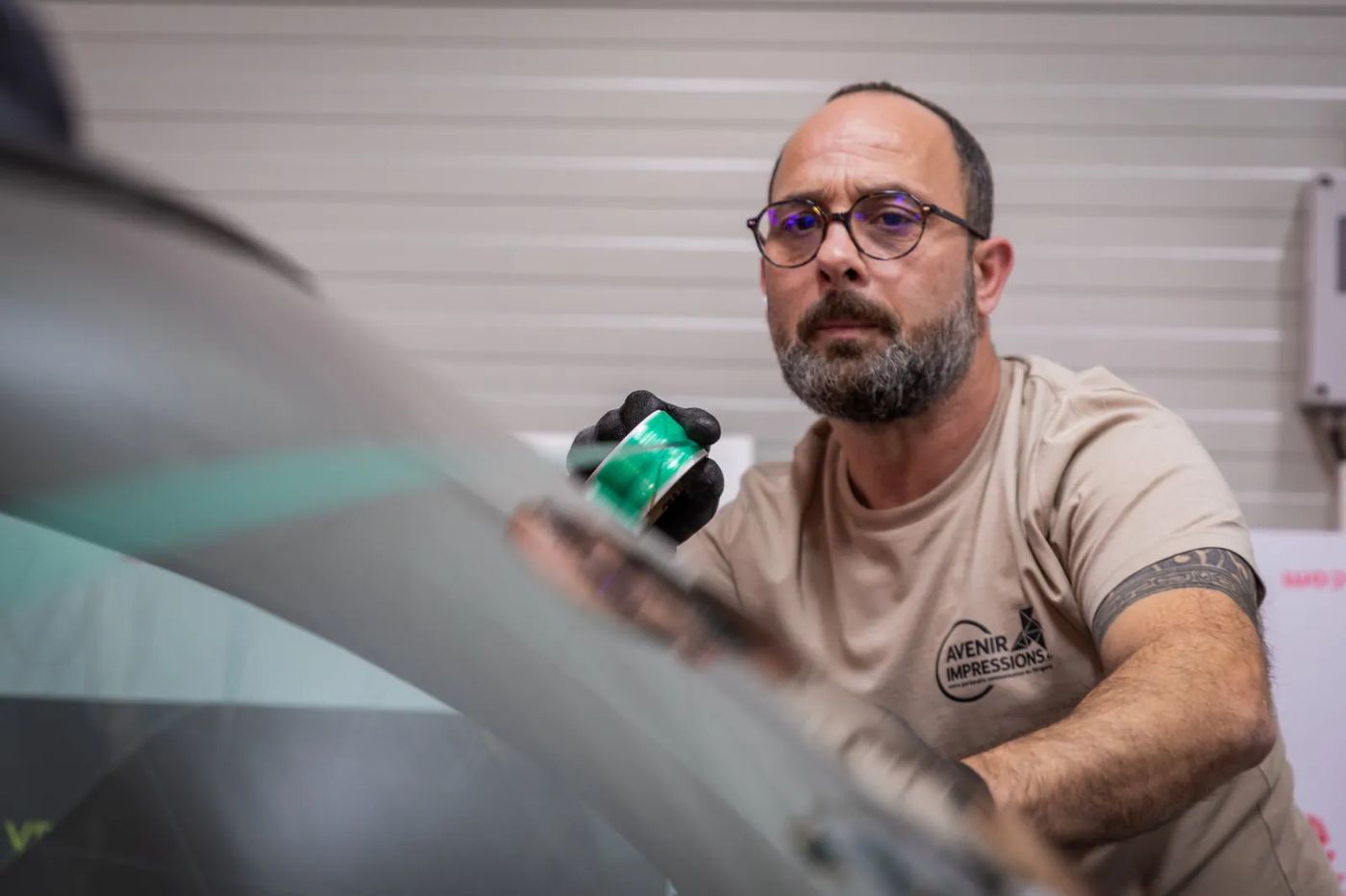 Mickey tient un rouleau de ruban de découpe utilisé pour couper le film sans lame sur la carrosserie