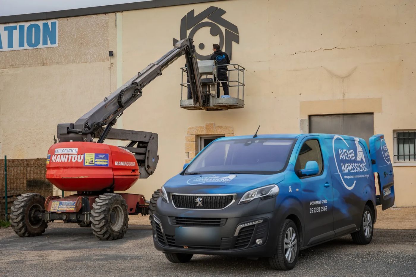 Façade avec le logo ML Studio posé, nacelle et utilitaire Avenir Impressions au premier plan