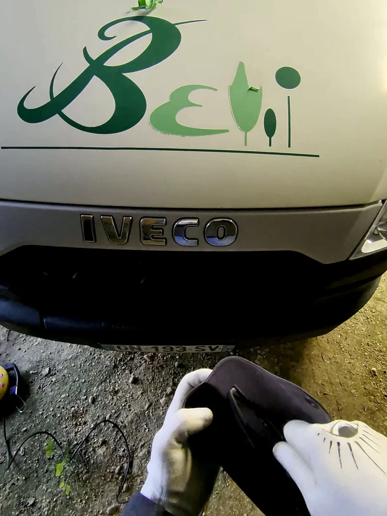 Ancien logo Escarmant B sur le capot d'un Iveco, avant dépose