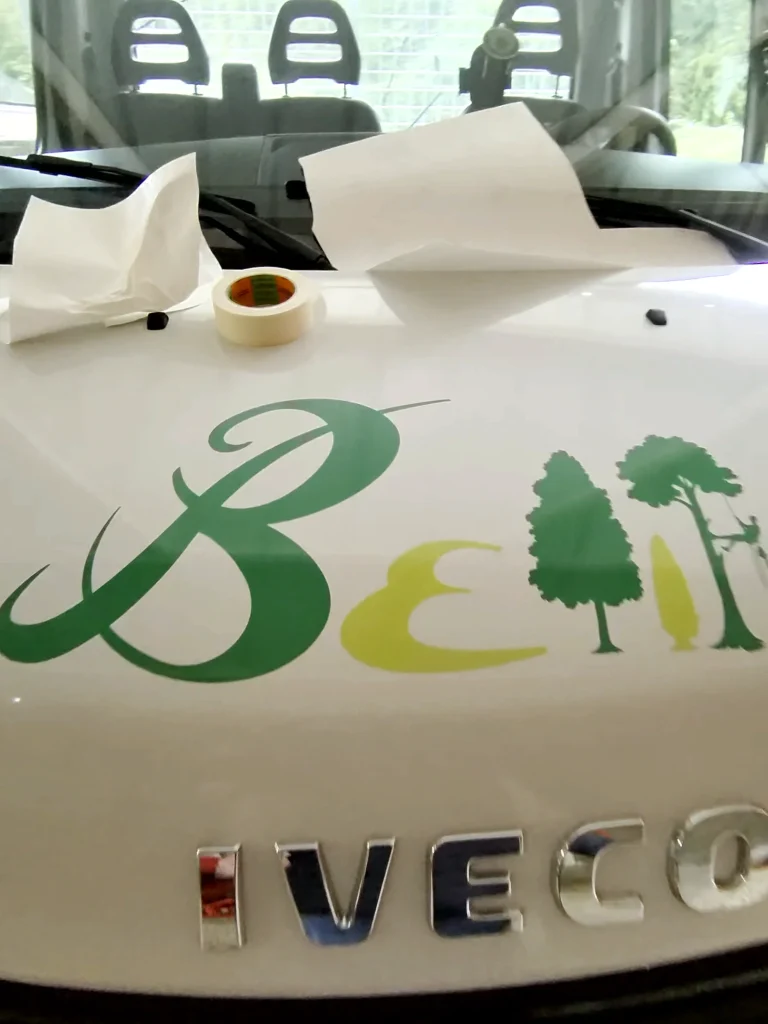 Nouveau logo Escarmant B posé en adhésif sur le capot d'un Iveco