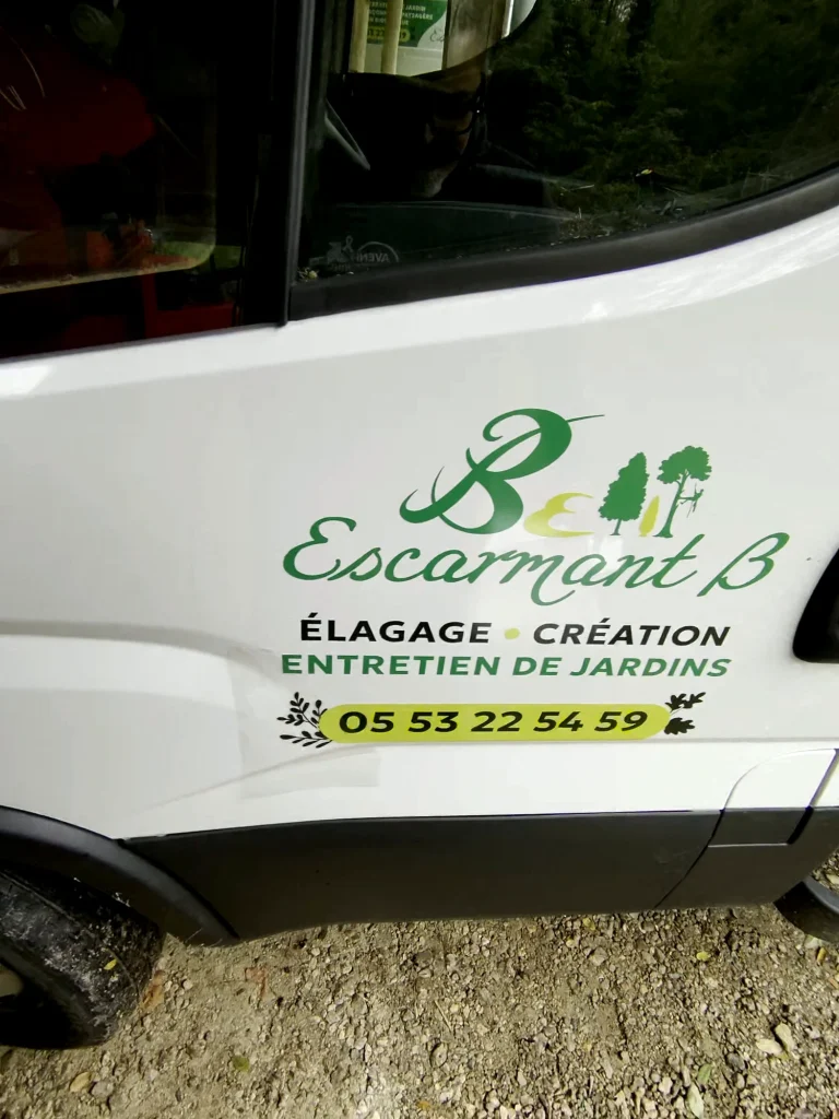 Porte d'un utilitaire Escarmant B avec le nouveau marquage adhésif : logo, élagage, création, entretien de jardins et téléphone
