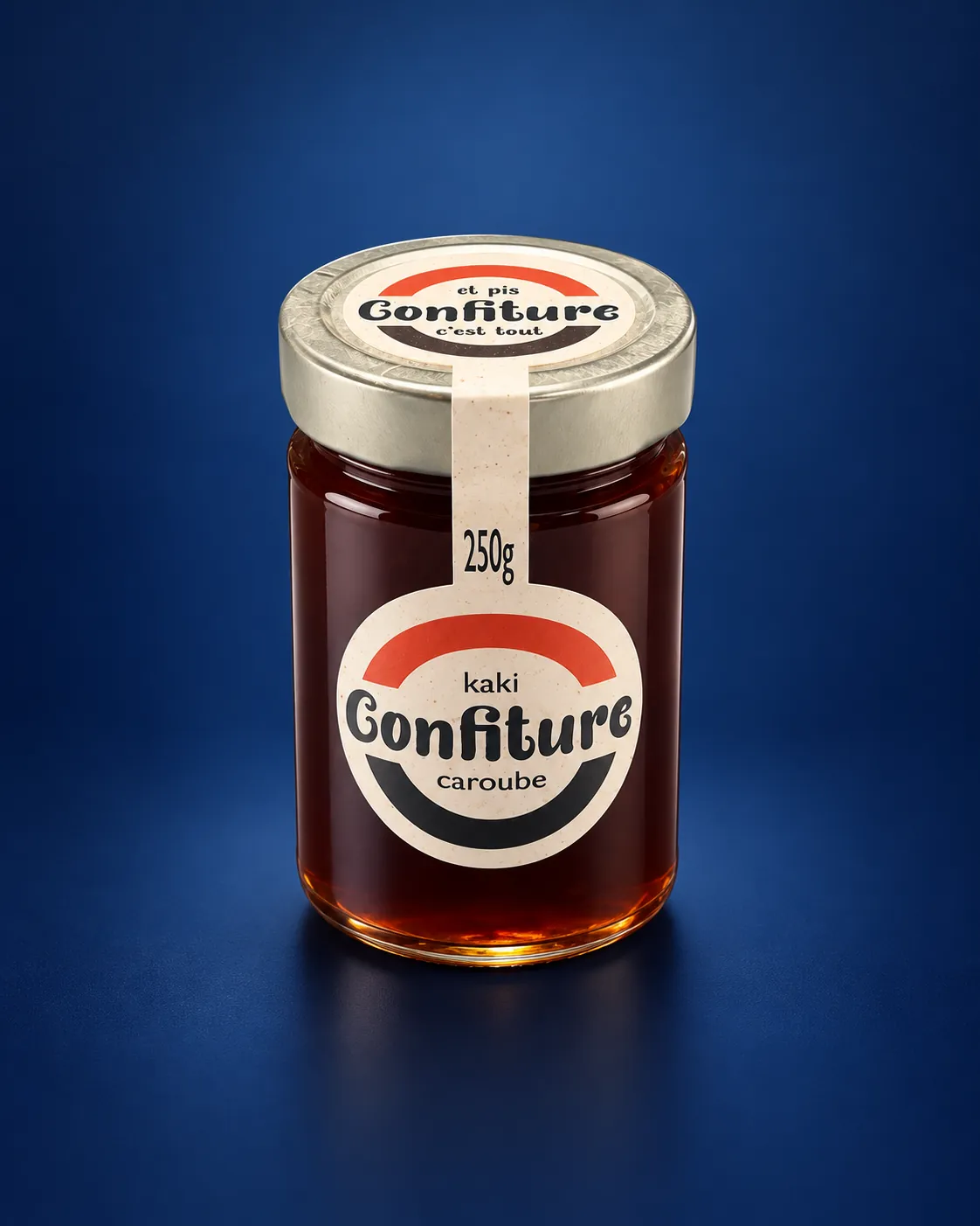 Pot de confiture kaki caroube de la marque Et pis, confiture, c’est tout : étiquette ronde découpée à la forme avec bande sur le couvercle
