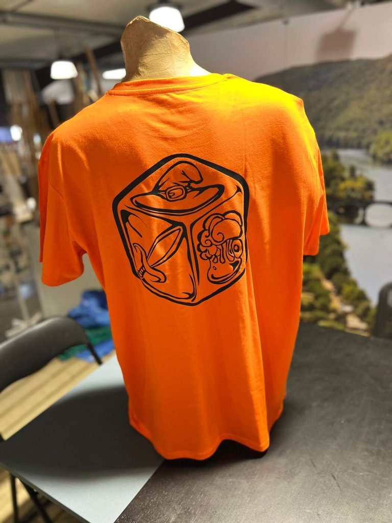 Dos du t-shirt orange de La Forêt Mystérieuse : dé du parc imprimé en noir en DTF