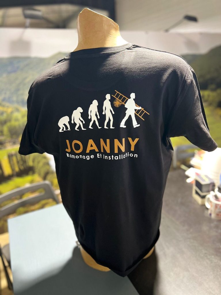 Dos du t-shirt noir Joanny Ramonage et Installation : marche de l’évolution jusqu’au ramoneur avec échelle et hérisson, impression DTF blanc et cuivré