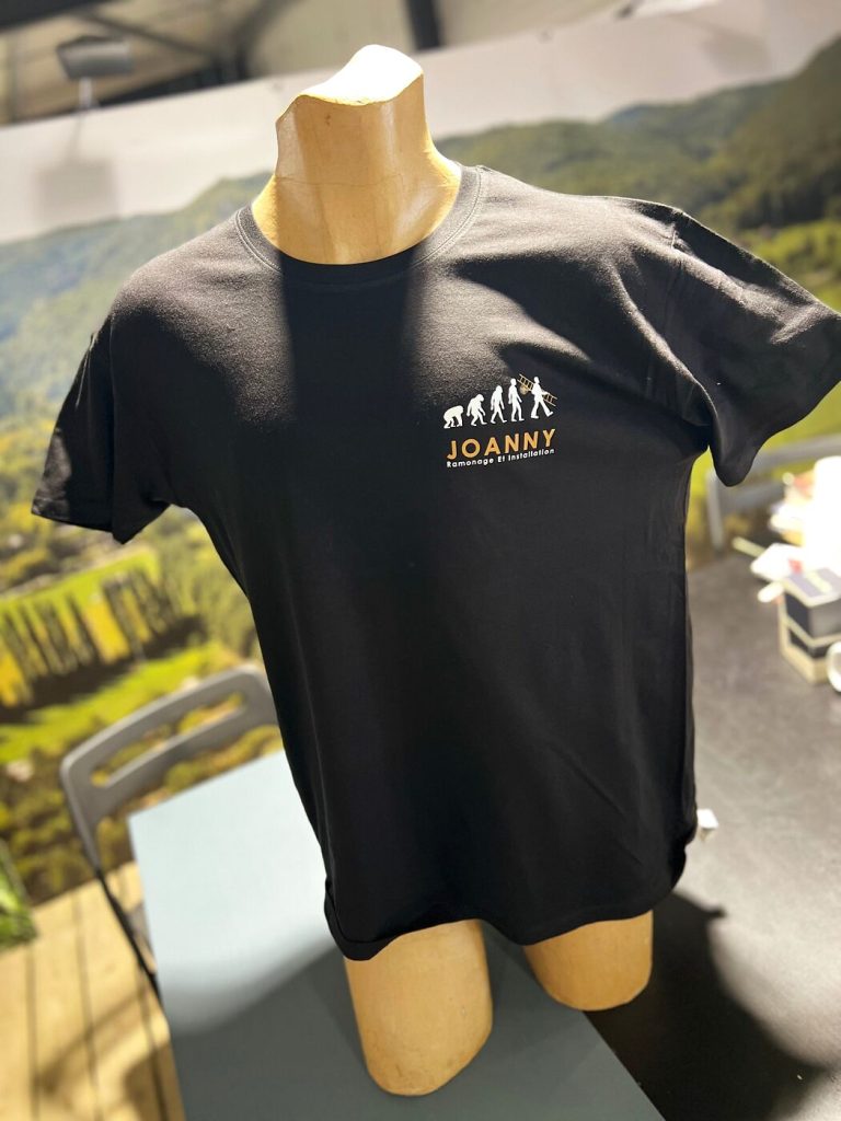Face du t-shirt noir Joanny Ramonage et Installation avec le logo imprimé en DTF côté cœur