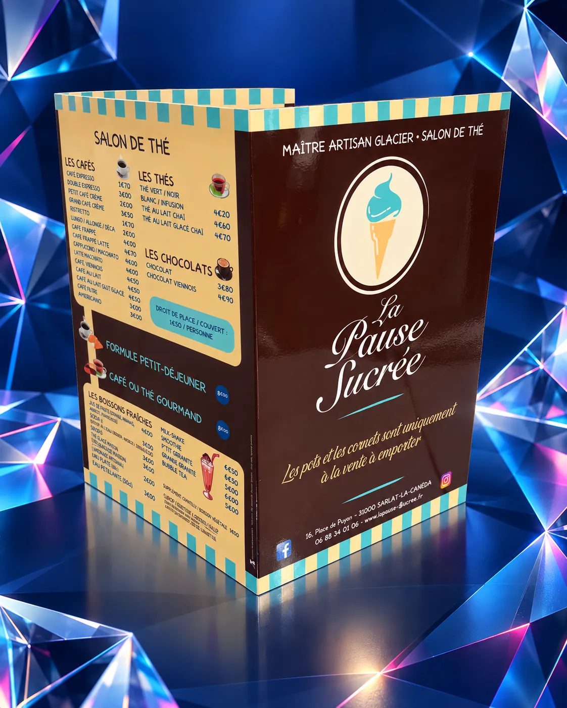 Carte pliée du glacier et salon de thé La Pause Sucrée à Sarlat, posée debout : couverture chocolat avec cornet de glace, et carte des cafés et thés