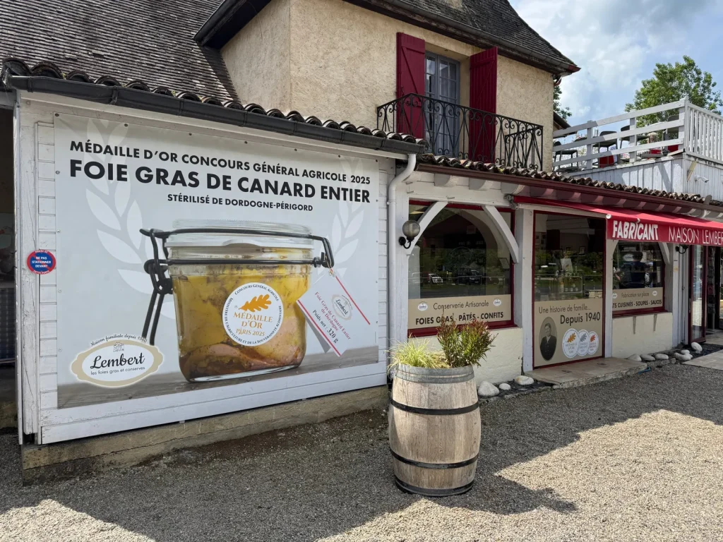 Grande bâche sur la façade de la Maison Lembert annonçant la médaille d’or du Concours général agricole