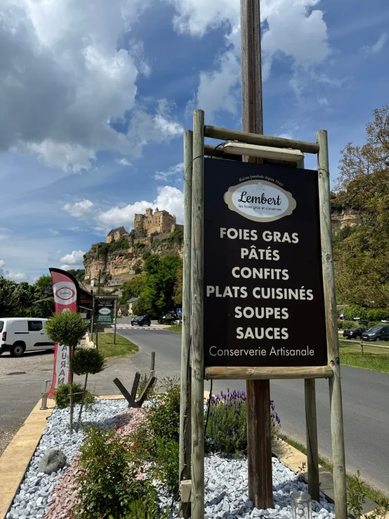 Panneau de bord de route de la conserverie Maison Lembert : foies gras, pâtés, confits, plats cuisinés