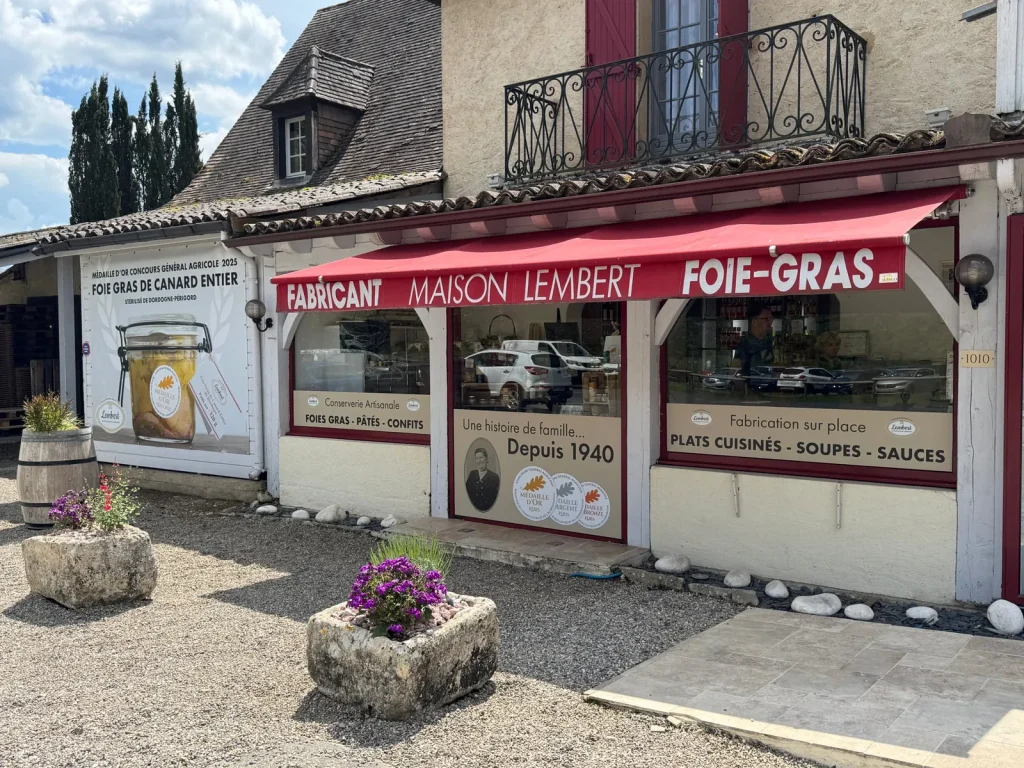 Vitrines de la boutique Maison Lembert habillées : conserverie artisanale, histoire de famille depuis 1940, fabrication sur place