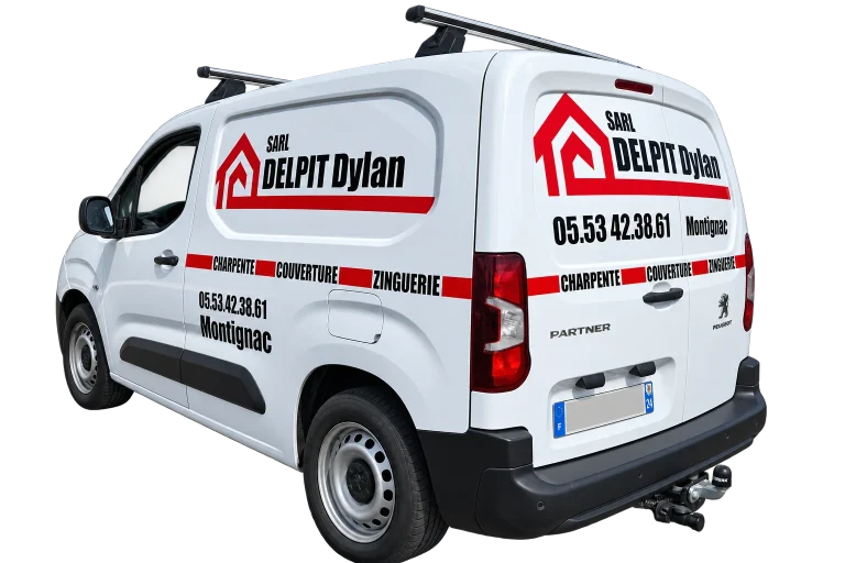Peugeot Partner de la SARL Delpit Dylan vu de trois quarts arrière : lettrage noir et rouge, logo et téléphone en adhésif
