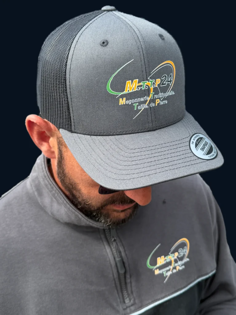 Casquette trucker et pull zippé gris MTTP24, logo vert, jaune et blanc imprimé en DTF