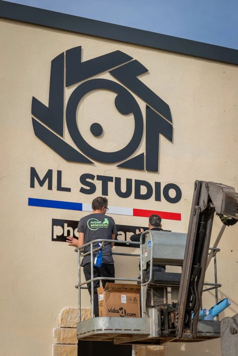 ML Studio — enseigne de façade, logo et lettres en relief