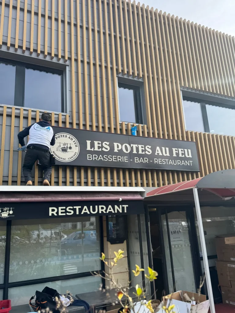 La nouvelle enseigne Les Potes au Feu posée sur la façade de la brasserie à Montignac-Lascaux par Avenir Impressions