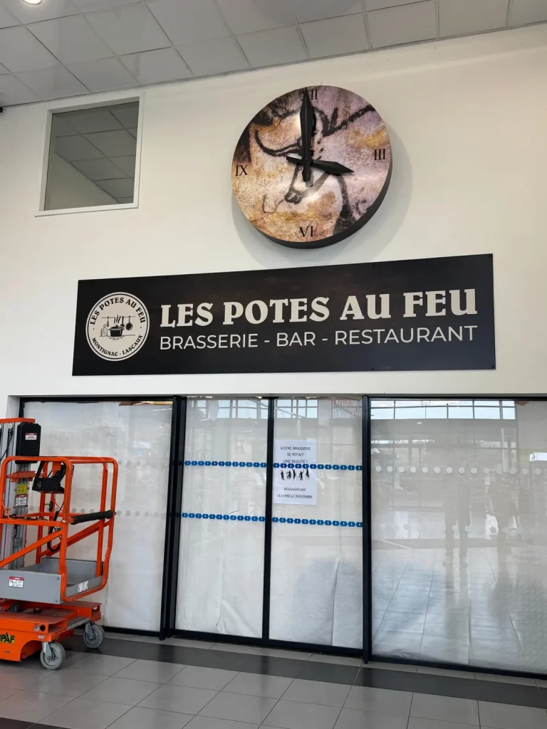 Enseigne intérieure Les Potes au Feu, Brasserie - Bar - Restaurant, posée au-dessus de l’entrée