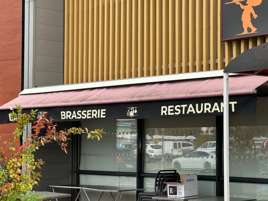 Lambrequin du store de la brasserie Les Potes au Feu marqué « Brasserie » et « Restaurant » en transfert DTF par Avenir Impressions