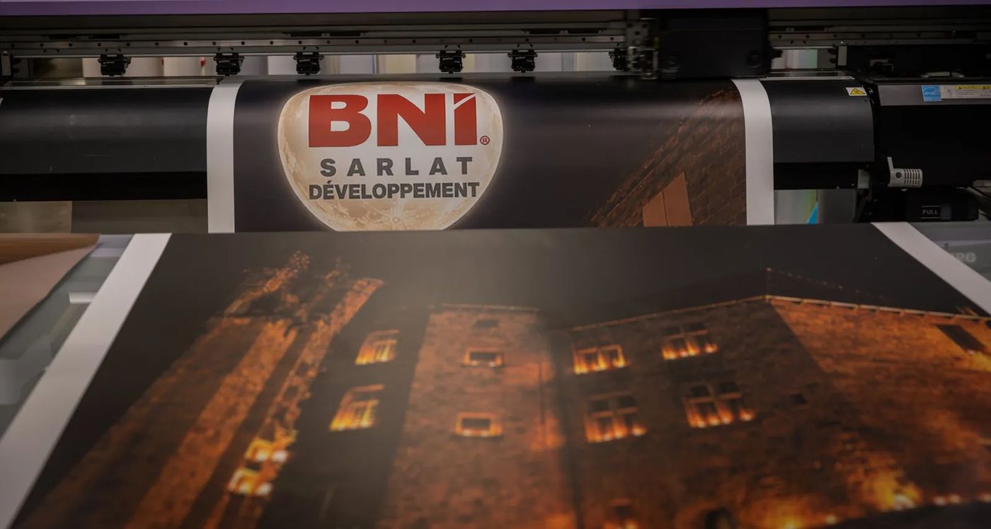 Le traceur de l’atelier imprime une bâche pour BNI Sarlat